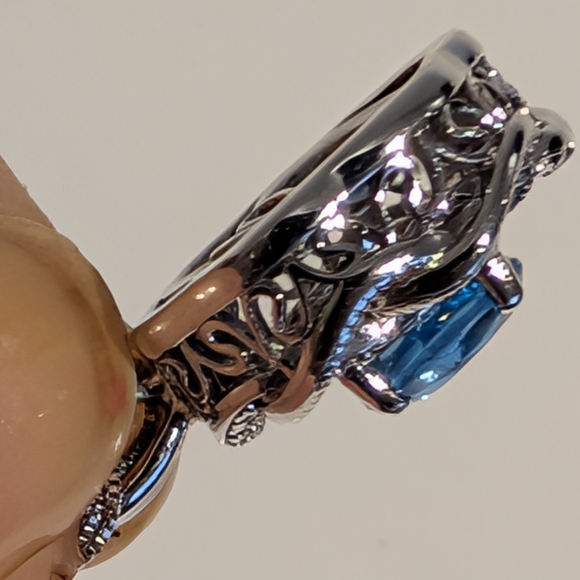 Sterling SilverPendant with Blue Topaz - Picture 5 of 6